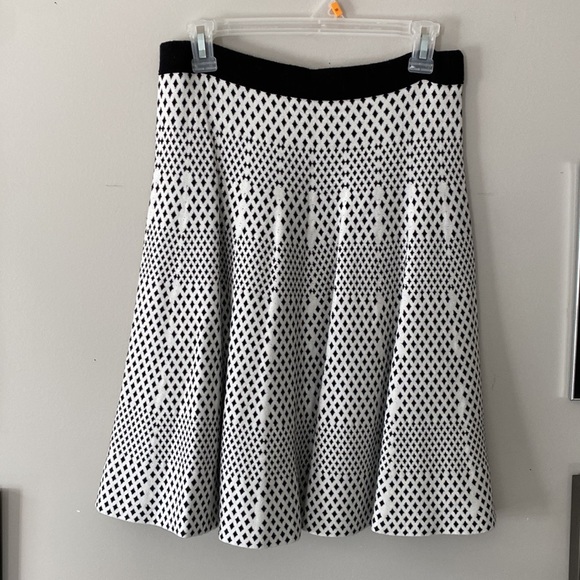 Reversible black/white knit skirt. - Picture 2 of 3